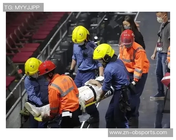 大球后退失足鞋子滑落意外摔倒引发全场哄笑的囧事