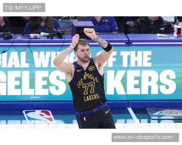 东契奇与里夫斯现场观战布朗尼G联盟比赛展现篮球热情与友谊